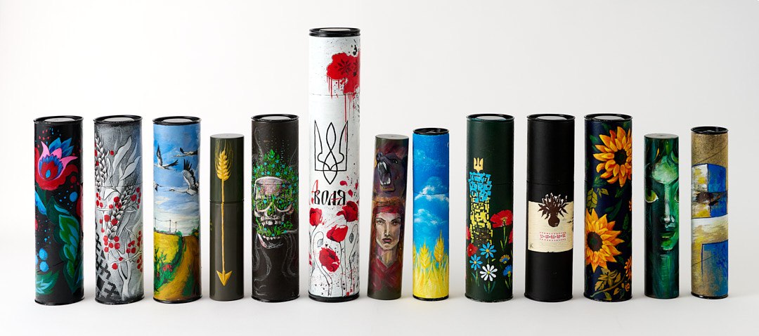 Von ukrainischen Künstlern bemalte Tuben